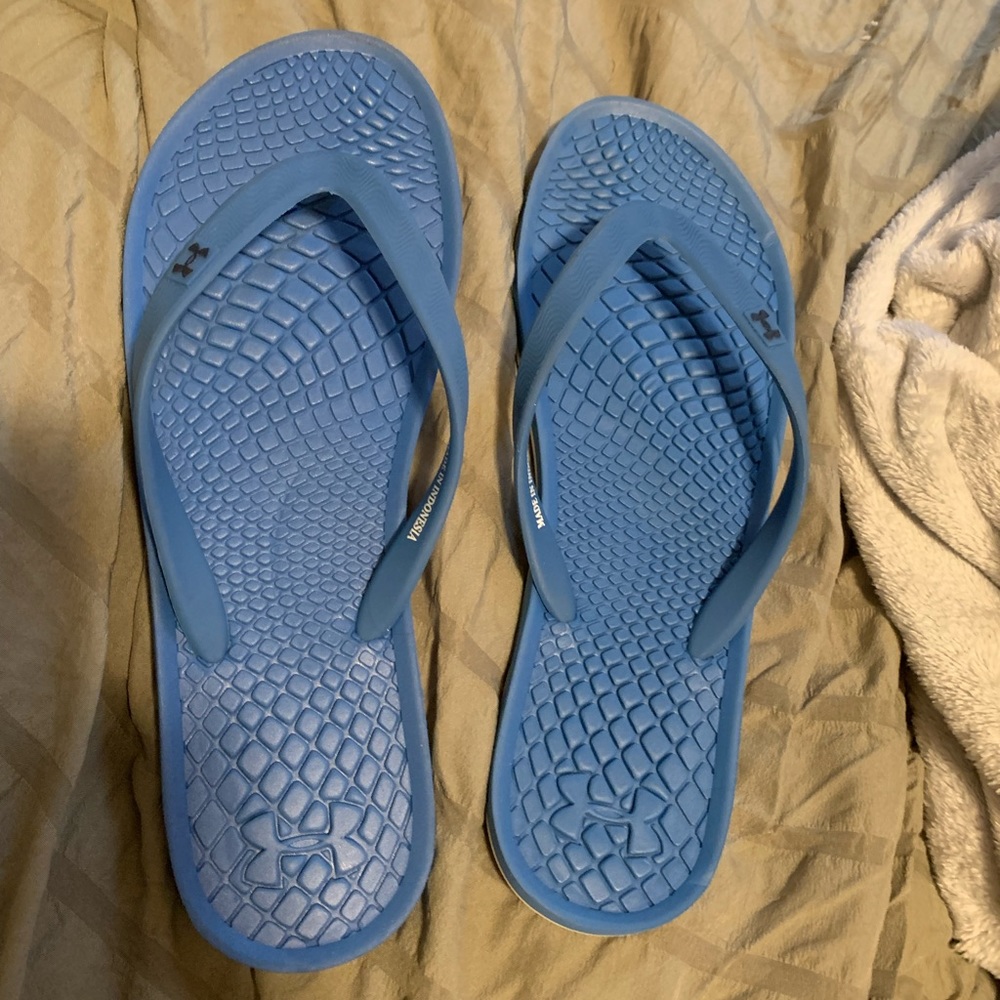 Size 10 blue under armor flip flop sandals
